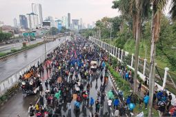 Massa aksi lempari petugas dengan batu hingga petasan di DPR/MPR RI