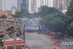 Letusan petasan dan tembakan gas air mata bersahutan di Pejompongan