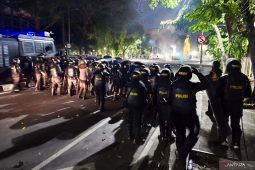 Pascakericuhan, polisi masih menghalau peserta aksi solidaritas di Surabaya