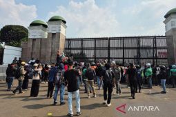 Massa kembali berdatangan ke depan Gedung DPR