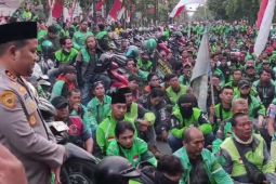 Polisi dan pengemudi ojek daring di Jombang doa bersama untuk Affan