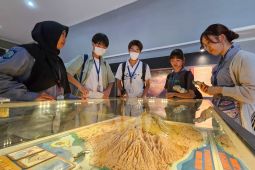 Mahasiswa Jepang pelajari sejarah dan budaya lokal di Museum NTB