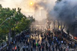 Belasan motor terbakar saat demo ricuh di Surabaya