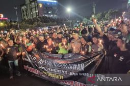 Ojol bersama Polda Jatim dan Kodam Brawijaya nyalakan 1.000 lilin untuk Affan