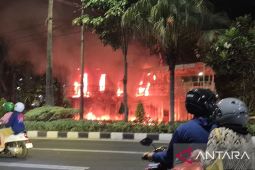 Sejumlah pos polisi di Surabaya dibakar massa aksi solidaritas