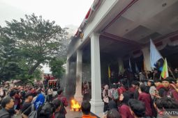 Pengemudi ojol dan mahasiswa di Gorontalo unjuk rasa minta Kapolri dicopot