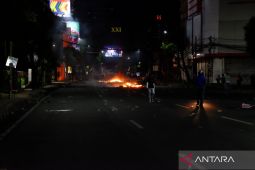 Polisi bentuk barikade di sekitar Polsek Tegalsari, halau massa meluas