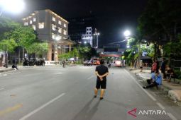 Massa aksi solidaritas masih bertahan di pusat Kota Surabaya