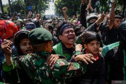 Demonstran merangsek ke gerbang Mako Brimob Kwitang, tuntut pengusutan kasus Affan