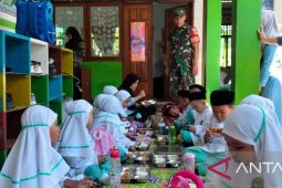 Babinsa mendampingi penyaluran MBG di Kabupaten Gorontalo