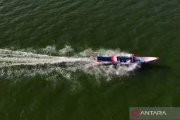 Lomba perahu di Anjungan Teluk Kendari