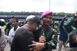 Marinir tenangkan  massa demonstran di depan Mako Brimob Kwitang
