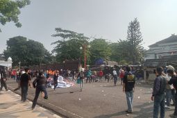 Polisi bubarkan  aksi unjuk rasa di depan DPRD Provinsi Jambi