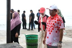 Pemkot Bengkulu pasang 1.000 tong sampah di kawasan pantai