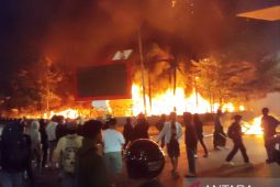Kantor DPRD Makassar terbakar menjadi tonton warga