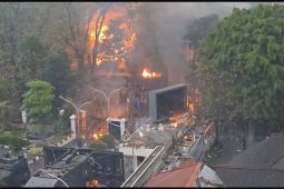 Bangunan aset MPR RI dibakar massa saat aksi unjuk rasa di Kota Bandung