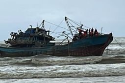 Basarnas evakuasi 27 ABK kapal terdampar di Teluk Popoh Tulungagung
