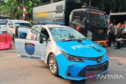 Pendemo rusak mobil polisi di Jalan Sudirman depan Polda Metro Jaya