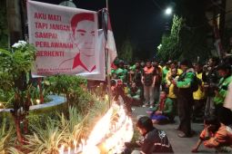 Ribuan ojol gelar aksi solidaritas untuk Affan di depan Mapolres Jember