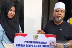 Gubernur Bengkulu serahkan sembilan rumah bagi korban gempa