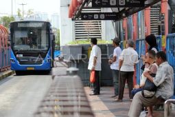 Transjakarta kembali buka layanan secara bertahap