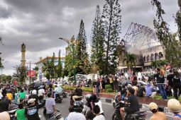 Ribuan warga saksikan sisa kebakaran di Kantor DPRD NTB