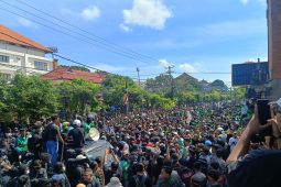 Delapan polisi dan dua warga sipil terluka saat demonstrasi di Denpasar