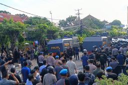 Polisi dorong mundur massa di depan Markas Polda Bali