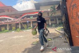 Ini aksi perusuh di Gedung DPRD Cirebon: tabung LPG dan kompor gas dijarah