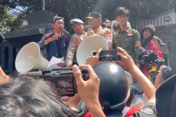 Kapolda tampung aspirasi mahasiswa aksi di Mapolda Jatim