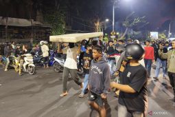 Massa jarah Gedung Negara Grahadi di Surabaya