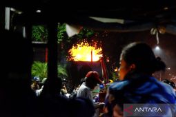 Gedung Negara Grahadi terbakar, massa masih bertahan di lokasi