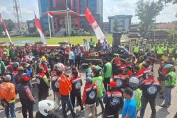 Ratusan ojol Palembang teriakkan yel-yel keadilan, gelar aksi damai di Mapolda Sumsel