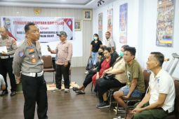 Ditlantas Polda Sulut beri bantuan kaki palsu sambut Hari Lalu Lintas