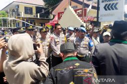 Puluhan mahasiswa gelar aksi solidaritas di Polres Situbondo