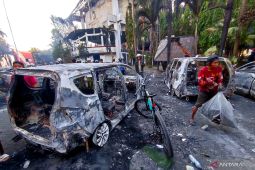 Warga jarah barang  di kantor DPRD Kota Makassar, setelah dibakar