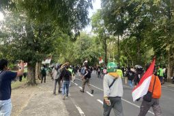 Satpol PP dan TNI jaga di DPRD Bali buntut massa aksi pindah lokasi