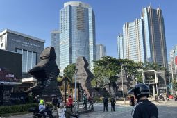 Masyarakat singgah di Polda Metro Jaya untuk abadikan situasi pascademo