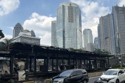 Halte Polda Metro Jaya habis terbakar, TransJakarta hentikan seluruh layanan