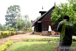 Menjaga Pesanggrahan peninggalan Belanda di Tahura Sultan Adam