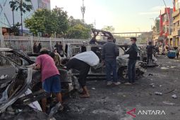 Ratusan massa serang Polres Metro Jaktim, sejumlah kendaraan terbakar