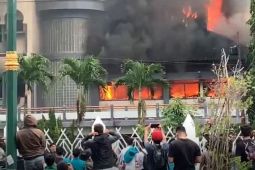 Gedung DPRD NTB terbakar saat aksi massa