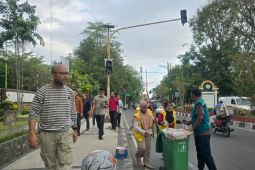 DLH Mataram bersihkan sampah bekas aksi unjuk rasa depan DPRD NTB
