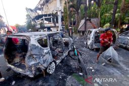 Warga menjarah barang kantor DPRD Kota Makassar usai dibakar