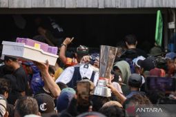 Massa geruduk dan menjarah rumah Ahmad Sahroni di Jakarta kemarin