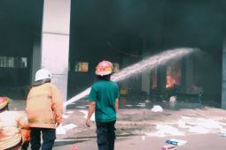 Damkar cari jalan lain untuk padamkan api di Gedung DPRD NTB