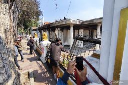 Warga dokumentasikan Gedung Grahadi pascaterbakar