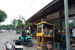 Personel TNI siaga depan Gedung DPRD Sumsel di Palembang jelang demo