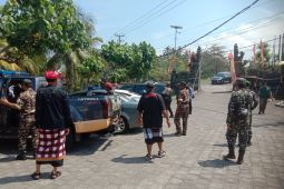 Polri-TNI di Jembrana-Bali patroli bersama pecalang dan Banser