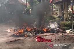 Kerusuhan di DPRD Cirebon, motor satpam hangus terbakar